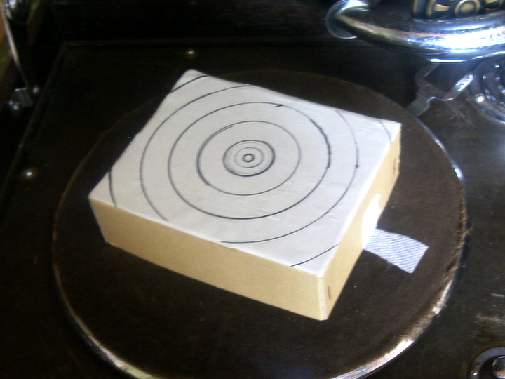 ターンテーブル上の箱に円を描いたところ